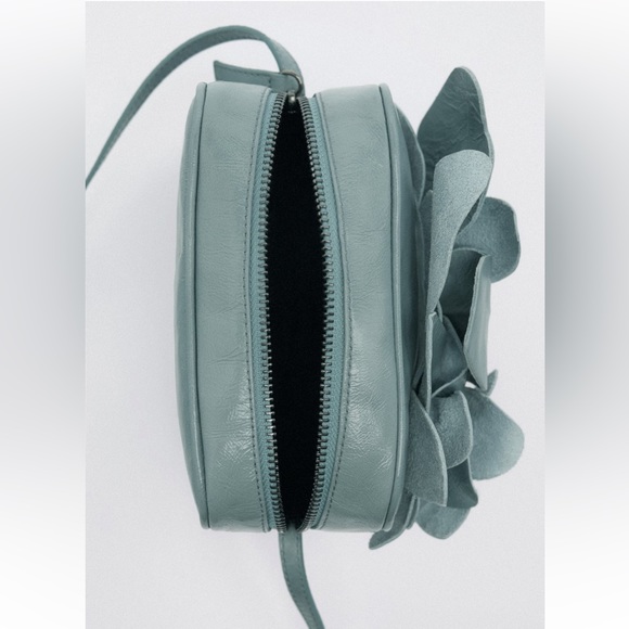 Zara NWT leather flower crossbody bag. Blue color. Zipper closure - Picture 5 of 6